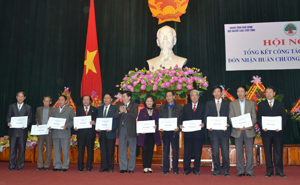 Lãnh đạo UBND tỉnh trao quà tượng trưng cho hội viên NCT nhân dịp Tết Nguyên đán từ quỹ Toàn dân chăm sóc và phát huy vai trò NCT tỉnh.

